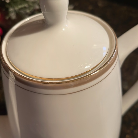 Vintage Royalton China Company Porcelain Teapot with some wear from age and use - Picture 3 of 14